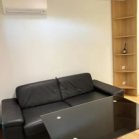 Dans Avec Piscine Apartment